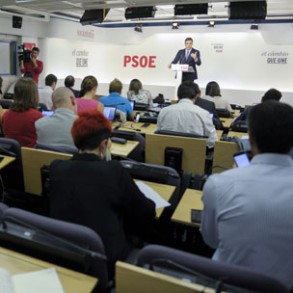 Pedro Sánchez advierte a Rajoy de que “no se puede gobernar España sin Catal Pedro Sánchez en rueda de prensa en Ferraz