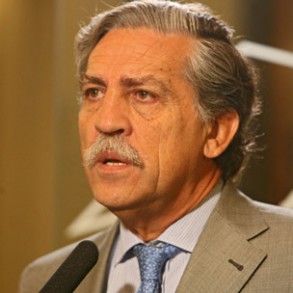 López Garrido asegura que Pizarro es "el candidato de las multinacionales y de López Garrido asegura que Pizarro es "el candidato de las multinacionales y de quienes tienen miles de millones en su patrimonio"