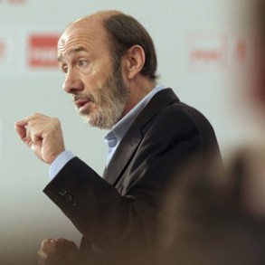 Rubalcaba dice que estos días se ha visto al PP "en estado puro, peleándose po Rubalcaba dice que estos días se ha visto al PP "en estado puro, peleándose por el poder"