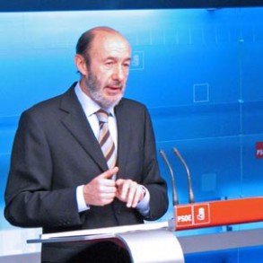 Rubalcaba: "El contrato de integración de inmigrantes es humo con tufo a xenofo Rubalcaba: "El contrato de integración de inmigrantes es humo con tufo a xenofobia, en consonancia con el desplazamiento del PP a la derecha"