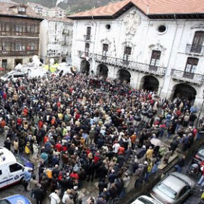 Concentración ante el Ayuntamiento de Mondragón en protesta por el asesinato d Concentración ante el Ayuntamiento de Mondragón en protesta por el asesinato de Isaías Carrasco