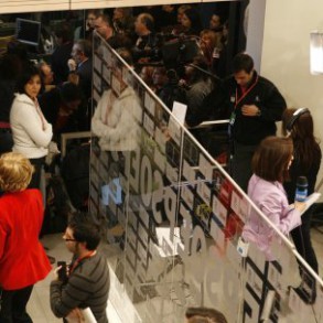 Cientos de personas se reúnen en Ferraz para seguir la noche electoral Cientos de personas se reúnen en Ferraz para seguir la noche electoral