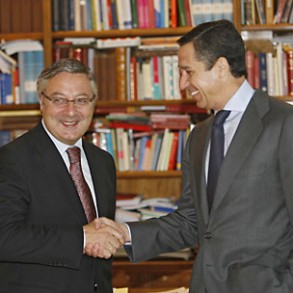 Blanco dice que se está muy cerca de lograr unas mesas plurales y pide Blanco dice que se está muy cerca de lograr unas mesas plurales y pide al PP que recapacite y contribuya al acuerdo