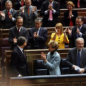 Zapatero, investido en segunda vuelta presidente del Gobierno con el voto del PS Zapatero, investido en segunda vuelta presidente del Gobierno con el voto del PSOE
