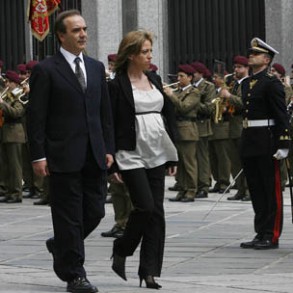 Los ministros prometen "cumplir fielmente" las obligaciones de sus cargos ante e Los ministros prometen "cumplir fielmente" las obligaciones de sus cargos ante el rey y Zapatero