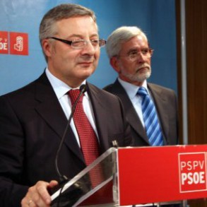 Blanco denuncia que "hoy hemos sabido que la ideología liberal de Aguirre inclu Blanco denuncia que "hoy hemos sabido que la ideología liberal de Aguirre incluye que los curas participen en las decisiones clínicas"