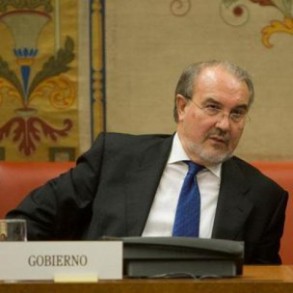 Solbes expone en el Parlamento las líneas generales de la política económica Solbes expone en el Parlamento las líneas generales de la política económica para los próximos cuatro años
