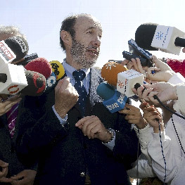 Rubalcaba dice que el Gobierno no ampara torturas y tilda de "incierta" y "muy g Rubalcaba dice que el Gobierno no ampara torturas y tilda de "incierta" y "muy grave" la resolución del Parlamento vasco