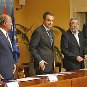 Zapatero dice que el acuerdo social da confianza para "remontar" las dificultade Zapatero dice que el acuerdo social da confianza para "remontar" las dificultades económicas
