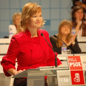 Pajín: mientras sindicatos, empresarios y gobierno trabajan para salir de la cr Pajín: mientras sindicatos, empresarios y gobierno trabajan para salir de la crisis, el PP se dedica a frivolizar y jugar a videos de primera