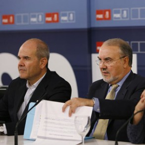 Pedro Solbes subraya que ninguna entidad española está en riesgo Pedro Solbes subraya que ninguna entidad española está en riesgo