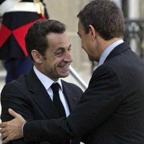 Zapatero pide a Sarkozy una reunión "urgente" de los líderes de la zona euro Zapatero pide a Sarkozy una reunión "urgente" de los líderes de la zona euro
