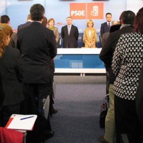 Blanco defiende el Plan Zapatero de 8.000 millones para combatir la crisis "en t Blanco defiende el Plan Zapatero de 8.000 millones para combatir la crisis "en todos los rincones de España"