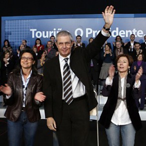 Touriño apuesta por salvar empleos y reactivar la economía, y lamenta que el P Touriño apuesta por salvar empleos y reactivar la economía, y lamenta que el PP no encuentre un rato para ayudar