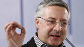 Blanco: "Un vendaval de espías y mangoneos sacude al PP y va a llevarse por del Blanco: "Un vendaval de espías y mangoneos sacude al PP y va a llevarse por delante a Rajoy"