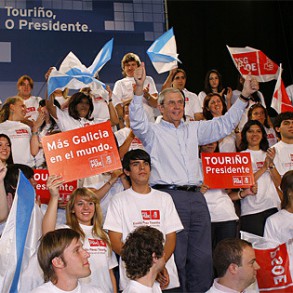Touriño promete becas de estudio en Galicia para los descencientes de emigrante Touriño promete becas de estudio en Galicia para los descencientes de emigrantes