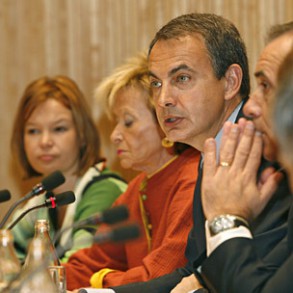 Zapatero anuncia que entramos en una "segunda fase" de la lucha contra la crisis Zapatero anuncia que entramos en una "segunda fase" de la lucha contra la crisis, más compleja pero "más esperanzadora"