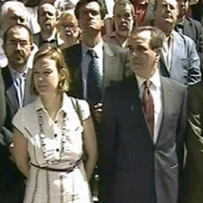 El Congreso repudia el asesinato de ETA con cinco minutos de silencio ante la Pu El Congreso repudia el asesinato de ETA con cinco minutos de silencio ante la Puerta de los Leones