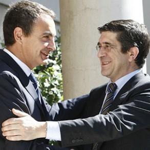 Zapatero y López: "Dos gobiernos y una misma política antiterrorista" Zapatero y López: "Dos gobiernos y una misma política antiterrorista"