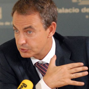 Zapatero cree que el descenso del paro de junio es un "indicio" de mejora de la Zapatero cree que el descenso del paro de junio es un "indicio" de mejora de la situación económica