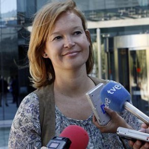 Leire Pajín acusa a Rajoy de actuar de forma "incoherente" y se pregunta si tam Leire Pajín acusa a Rajoy de actuar de forma "incoherente" y se pregunta si también hará dimitir a Camps y a Costa