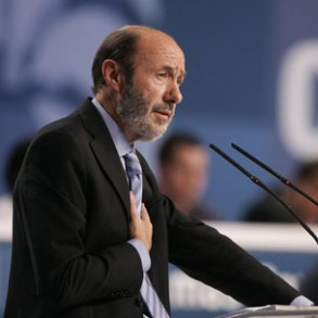 Rubalcaba tacha de "gravísima infamia" la denuncia de escuchas ilegales al PP Rubalcaba tacha de "gravísima infamia" la denuncia de escuchas ilegales al PP
