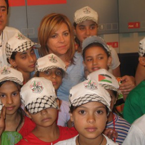 Elena Valenciano recibe a un grupo de cuarenta niñas y niños palestinos dentro Elena Valenciano recibe a un grupo de cuarenta niñas y niños palestinos dentro del proyecto "Vacaciones por la Paz"