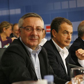 José Blanco asegura que el PSOE está "muy cohesionado" y que enfrente "lo úni José Blanco asegura que el PSOE está "muy cohesionado" y que enfrente "lo único que hay es la desesperación de Rajoy"