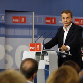 Zapatero señala que la protección y la cohesión social son sus prioridades an Zapatero señala que la protección y la cohesión social son sus prioridades ante la crisis