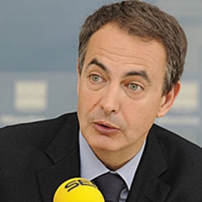Zapatero dice que el PSOE y el Gobierno están comprometidos en ayudar a los que Zapatero dice que el PSOE y el Gobierno están comprometidos en ayudar a los que menos tienen y en hacer que la sociedad española crezca