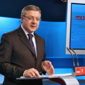 Blanco reta a Rajoy a que concrete en el debate de Presupuestos qué gasto soc Blanco reta a Rajoy a que concrete en el debate de Presupuestos qué gasto social, qué pensión o beca eliminaría, qué obra pública dejaría de hacer