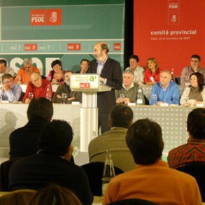 Rubalcaba acusa al PP de "querer servirse de la crisis para llegar a Moncloa" Rubalcaba acusa al PP de "querer servirse de la crisis para llegar a Moncloa"