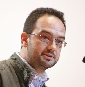 Hernando defiende que las medidas del Gobierno de Zapatero son "sensibles y gene Hernando defiende que las medidas del Gobierno de Zapatero son "sensibles y generosas con los que menos tienen"