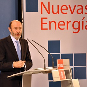 Rubalcaba recrimina a Rajoy que no quiera alcanzar consensos sobre la crisis Rubalcaba recrimina a Rajoy que no quiera alcanzar consensos sobre la crisis