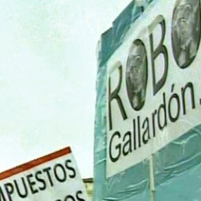 Miles de personas se concentran para exigir que se retire la tasa de basuras Miles de personas se concentran para exigir que se retire la tasa de basuras