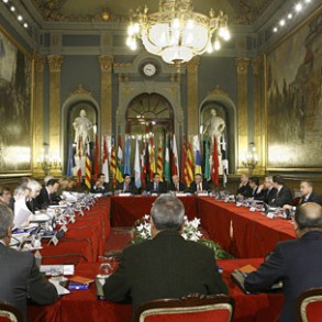 El Gobierno propone a las CCAA crear grupos de trabajo para consensuar medidas c El Gobierno propone a las CCAA crear grupos de trabajo para consensuar medidas contra la crisis