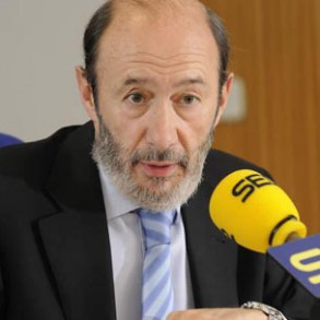 Rubalcaba reitera a ETA: "o bombas o votos" Rubalcaba reitera a ETA: "o bombas o votos"