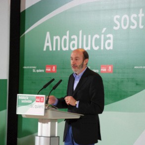 Rubalcaba exige a Rajoy que deje de azuzar el malestar de los desempleados, de Rubalcaba exige a Rajoy que deje de azuzar el malestar de los desempleados, de poner zancadillas y arrime el hombro