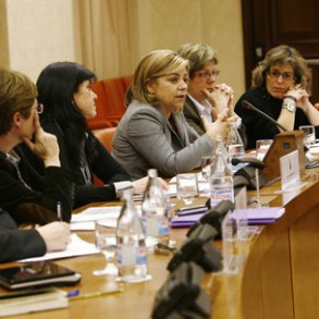 El PSOE considera la igualdad salarial entre hombres y mujeres una cuestión de El PSOE considera la igualdad salarial entre hombres y mujeres una cuestión de justicia, de eficacia y de competitividad