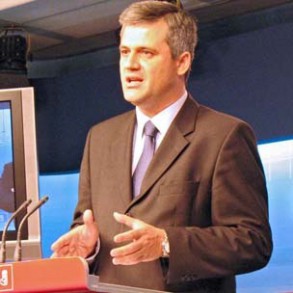 El PSOE de Madrid insta a Rajoy a pedir a Gallardón que reduzca sus altos carg El PSOE de Madrid insta a Rajoy a pedir a Gallardón que reduzca sus altos cargos, que cobran una media de 7.000 euros