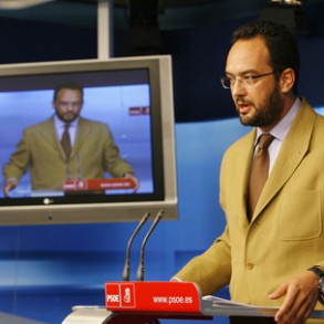 Hernando: "Ninguna cortina de humo que pueda sacar el PP va a impedir que se vea Hernando: "Ninguna cortina de humo que pueda sacar el PP va a impedir que se vea la montaña de corrupción sobre la que están sentados"