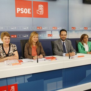 Pajín: "El esfuerzo de altos cargos y representantes socialistas será mayor qu Pajín: "El esfuerzo de altos cargos y representantes socialistas será mayor que el que pedimos a la sociedad"