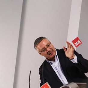 José Blanco dice que Rajoy pretende llegar a la Moncloa para después "hacer aj José Blanco dice que Rajoy pretende llegar a la Moncloa para después "hacer ajustes más severos"