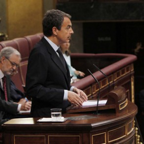Zapatero dice a Rajoy que sería "irresponsable" convocar elecciones y le reta a Zapatero dice a Rajoy que sería "irresponsable" convocar elecciones y le reta a presentar moción de censura