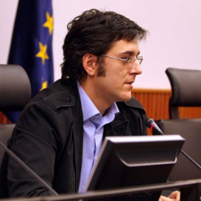 El PSOE acusa al PP de buscar solo el "cuerpo a cuerpo" con Zapatero El PSOE acusa al PP de buscar solo el "cuerpo a cuerpo" con Zapatero