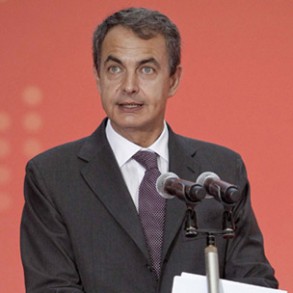 Zapatero define España como "un país plural ,moderno, rico en tradiciones y a Zapatero define España como "un país plural ,moderno, rico en tradiciones y a la vez volcado en las innovaciones tecnológicas".