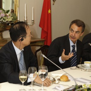 Zapatero anuncia que se impulsarán las relaciones en materia económica, comerc Zapatero anuncia que se impulsarán las relaciones en materia económica, comercial y turística entre los dos países