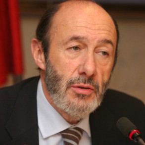Rubalcaba: ETA "tiene que dejar la violencia del todo, para siempre" Rubalcaba: ETA "tiene que dejar la violencia del todo, para siempre"