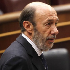 Rubalcaba acusa al PP de usar las pensiones para lavar su imagen "antisocial" Rubalcaba acusa al PP de usar las pensiones para lavar su imagen "antisocial"