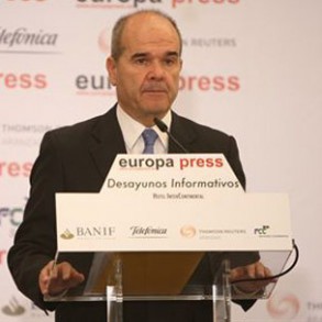 Chaves destaca la fortaleza y credibilidad de las finanzas españolas frente a Chaves destaca la fortaleza y credibilidad de las finanzas españolas frente a crisis de Irlanda